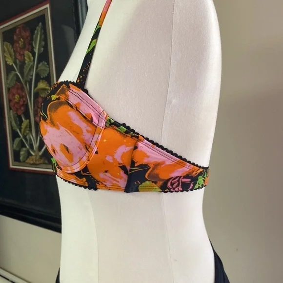 Bikini - Picture 3 of 10